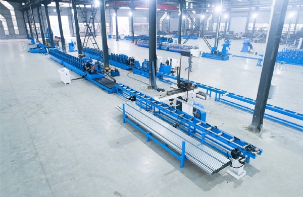 光伏支架冷彎成型機(jī)、焊接、活套儲(chǔ)料自動(dòng)儲(chǔ)料碼垛生產(chǎn)線1